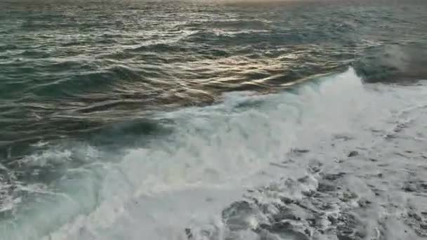 プロのドローンが地中海の劇的な雲を捉え 冬の静けさを発見 — ストック動画