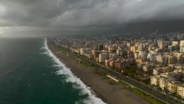 無人機は嵐の海 魅惑的なビーチ 雄大な山々に囲まれた街並みの質感の波をキャプチャするように 自然の芸術性を通して旅に出るに着手 — ストック動画