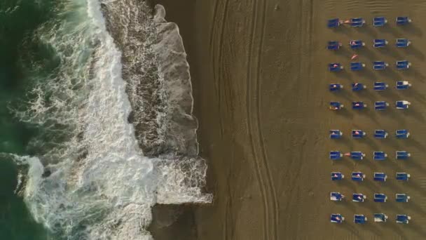 被迷人的天空所吸引 无人机捕捉着迷人的地中海沿岸正在展开的强烈落日风暴 — 图库视频影像