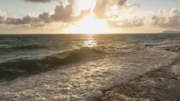 Akdeniz Kıyılarında Gün Batımında Yaklaşan Fırtınaya Doğru Süzülen Nın Dramatik — Stok video