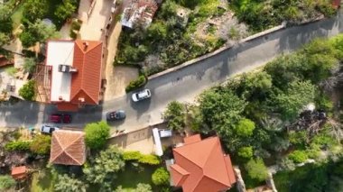 İnsansız hava aracı, eski kalede yüzyıllık evlerin özünü yakalayan üstü açık arabaları belgelerken, bir miras sürücüsüne binin.