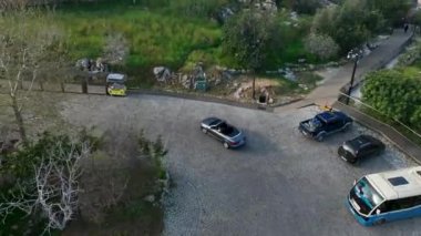 Alanyas 'ın geçmişinin sırlarını açığa çıkar. İnsansız hava aracı, eski kalenin içinden geçen üstü açık arabanın görüntüsünü sağlar.