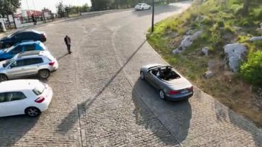 Alanyas tarihi boyunca bir yolculuğa çıkın. İnsansız hava aracı, eski kalenin içinde yüzyıllık evlerin ve yemyeşil çimlerin özünü yakalayan üstü açık arabaların yolunu belgeliyor.