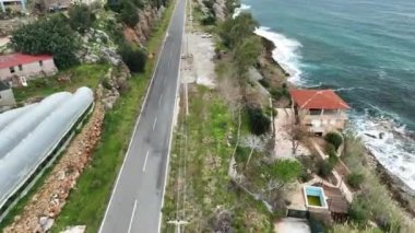 Sebze ve meyve çiftlikleriyle bezenmiş verimli tarlalara hayret ederken, bulutlu hava gök mavisi dalgalarıyla bir cazibe havası ekliyor..