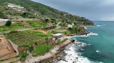 İnsansız hava aracı sizi üstü açılır aracın hava yolculuğuna çıkarırken tarihi güzelliği keşfedin.