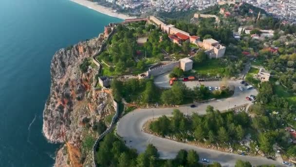 在土耳其的阿拉亚体验迷人的海岸驾驶之旅 无人驾驶飞机跟踪着一辆穿越古堡的敞篷车 可以瞥见数百年的老房子 — 图库视频影像