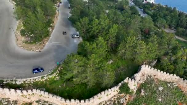 Kabriolet Przemierzający Starożytną Fortecę Oferujący Przebłyski Wielowiekowych Domów Zielonych Drzew — Wideo stockowe