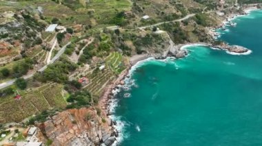 İHA 'nın antik kalede sallanan üstü açılır arabayı takip ettiği bir kıyı kaçışı yaşayın.,