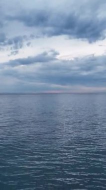 Mavi sularda parlayan büyüleyici güneşi kuş bakışı bir bakış açısıyla ortaya çıkarmak, denizin saklı güzelliğini ve onun parıldayan yansımalarını ortaya çıkarmak..