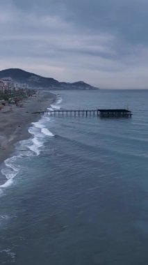 Akdeniz Hava Durumu: Drone Bulutlu Sahilleri Yakalıyor, Suyun Büyüleyici Dokusunu Gösteriyor, Dinamik Deniz Dalgaları ve Gün Batımının Üstün Güzelliğini Gösteriyor.