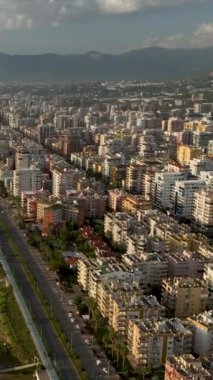 Dikey video: Hava Alanya: Elit Yaşam, Yeni İnşaat ve Akdeniz Mücevherlerindeki Dolgun Sokakları Keşfetmek.