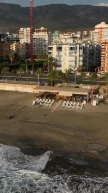 Gökyüzü Yüksek Alanya: Elit Emlak 'ın Havadan Keşfi, Yeni Ev İnşaatı ve Akdeniz' deki Vibrant Sokak Sahneleri.