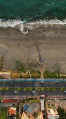 Sahil Yolu: Alanyas Trafiğinde Hava Yolculuğu ve Elit Yaşam. Yukarıdan Akdeniz Güzelliğini Keşfedin.