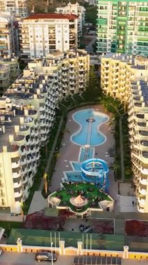 Bu büyüleyici dikey videoyla Akdeniz 'in büyüleyici sırlarını çözün. Kendinizi kıyı cazibesine, turkuaz sulara ve bu nefes kesici varış noktasının saklı mücevherlerine daldırın..