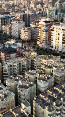 Bu büyüleyici dikey videoyla huzurlu bir Akdeniz inzivasına çekileceğiz. Gök mavisi suların güzelliğine, pitoresk manzaralara ve kıyı yaşamının sakinliğine dalın..