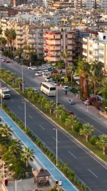 Bu büyüleyici dikey videoyla Alanyas Akdeniz cazibesiyle heyecan verici bir trafik macerasına atlayın. Şehrin göz kamaştırıcı manzarasında arabaların enerjik akışına tanık olun..