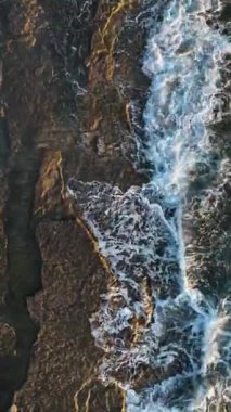 Gök mavisi bir vahaya bu büyüleyici dikey videoyla bir taş plajın sükunetini yakalayarak gidin. Kendinizi yüksek kaliteli videoya ve canlı duvar kağıdının rahatlatıcı cazibesine daldırın..