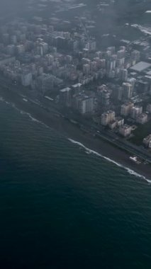 Bulutlu bir deniz manzarasının mistik cazibesini bu dikey videoda dramatik renkleri ve büyüleyici sisli ambiyansı yakalayarak yaşayın. Kendini dingin güzelliğe ver..