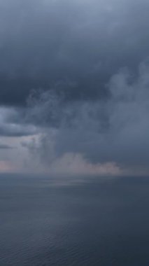 Sisli bir deniz manzarasının dikey videosuyla sinematik bir deneyime adım atın. Renk oyununun ve büyüleyici drone hava perspektifinin tadını çıkarın..