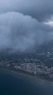 Bu dikey videoyla sisli bir sahil manzarasına bir yolculuk yapın. Canlı renkleri ve hayranlık uyandıran dron görüntülerini tecrübe edin..