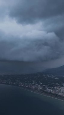Bu dikey videoda sisli bir sahil şeridinin cazibesine tanık olun. Dramatik renkleri keşfet ve büyüleyici drone çekimlerinin tadını çıkar..
