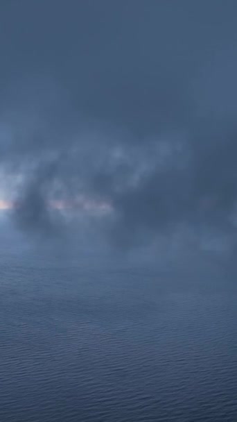 Создайте Захватывающую Атмосферу Вертикальным Видео Облачным Закатом Над Спокойным Морем — стоковое видео