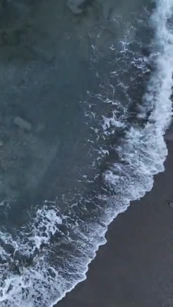 用鸟瞰的眼光揭示大海隐藏的美丽 把迷人的阳光投射在蓝色的墙上 — 图库视频影像