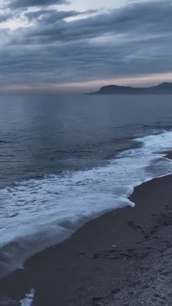 吸引海岸无人机飞行 在多云天气下探索地中海 沉浸在水 海浪和迷人的落日的质感中 — 图库视频影像