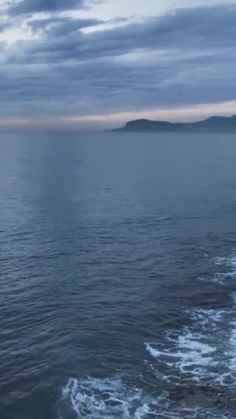 Beatitud Nublada Playa Dron Eleva Sobre Las Arenas Mediterráneas Capturando — Vídeos de Stock