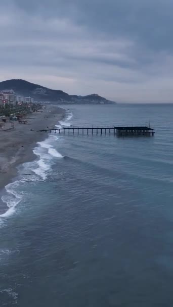 地中海气候 无人机捕捉了多云的海滩景观 展现了迷人的水纹理 动态的海浪和日落的绝妙美 — 图库视频影像