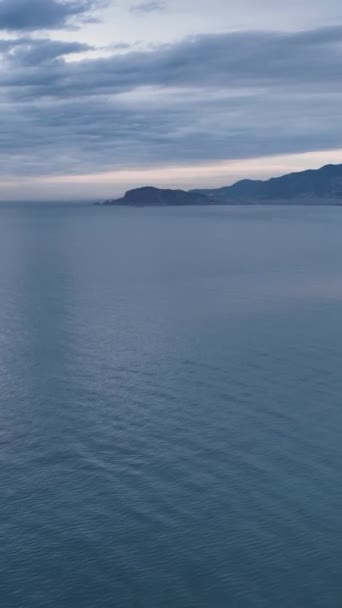 Sinfonia Costiera Esplorazione Aerea Della Nuvolosa Spiaggia Mediterranea Con Drone — Video Stock