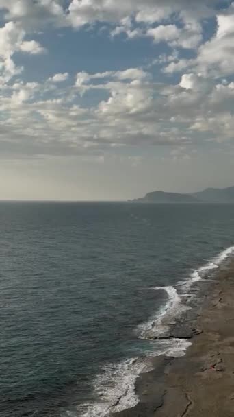 Drone Explora Nublada Playa Mediterránea Mostrando Encantadora Textura Del Agua — Vídeo de stock