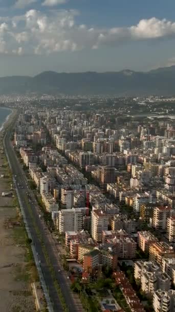 地中海のパラダイスでのエリートレジデンス 新ハウス建設 賑やかな街の景色 — ストック動画
