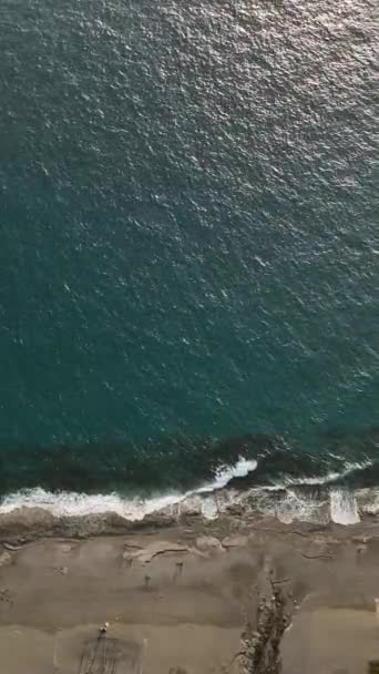 中層化する海岸風景 地中海の空中探査と雄大 — ストック動画