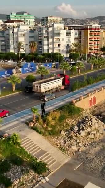 垂直ビデオ Alanya Express ドローンは交通と建設現場を飛び回り 地中海の魅力を発表 — ストック動画