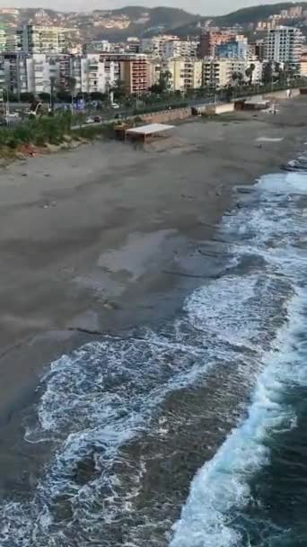 Akdeniz Huzur Verici Anları Yakalayan Dikey Videoyla Deniz Kenarında Huzur — Stok video