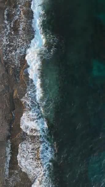 用这个迷人的垂直视频 捕捉蓝水的美丽 逃离风景如画的石滩 欣赏高质量的视频和活页墙纸的迷人魅力 — 图库视频影像
