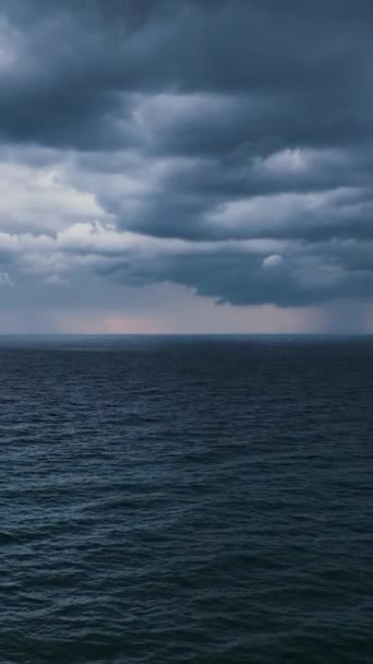 Fördjupa Dig Den Fängslande Skönheten Havsutsikt Molnigt Väder Med Denna — Stockvideo