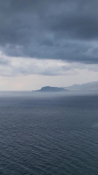 Explore Encanto Uma Paisagem Marinha Nublada Através Deste Vídeo Vertical — Vídeo de Stock