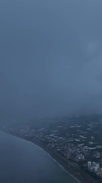 Objevte Klid Moře Mlhavém Počasí Prostřednictvím Tohoto Vertikálního Videa Předvést — Stock video