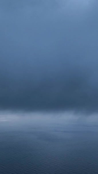 Погрузитесь Завораживающую Красоту Туманного Морского Пейзажа Помощью Этого Вертикального Видео — стоковое видео