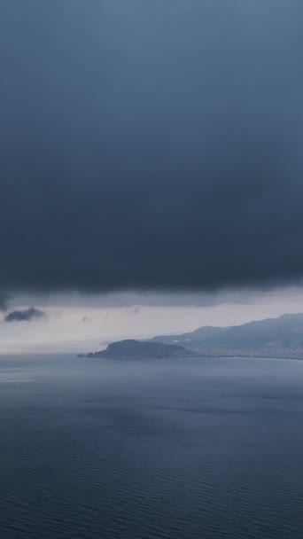 魅力的な色と息をのむような空中ドローン映像を特徴とする垂直ビデオを通して 霧に覆われた海の魅力的な美しさをご覧ください — ストック動画