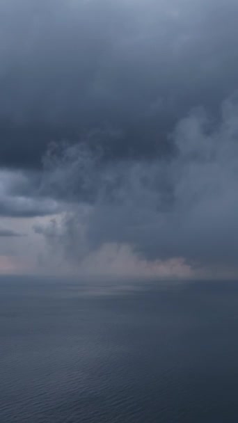 Шаг Кинематографический Опыт Этой Вертикальной Видео Туманный Морской Пейзаж Насладитесь — стоковое видео