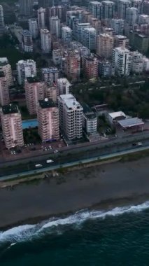 Bu dikey videoyla sisli bir manzaranın havadaki güzelliğini keşfedin. Sahilin dramatik renklerine ve dinginliğine tanık olun..