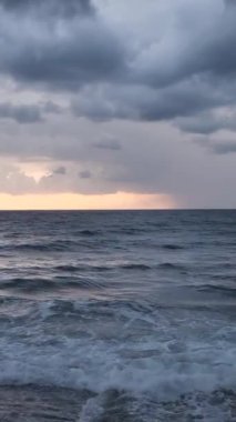 Bu dikey videoyla deniz manzarasının büyüleyici cazibesini keşfedin. Doğanın büyüleyici sisli gizemine ve canlı renklerine tanık olun..