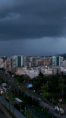 Bu dikey videoyla alacakaranlıkta kendini deniz manzarasının karamsar güzelliğine daldır. Ruhsal sisli bulutları ve sakin trafik akışını yakalayın.