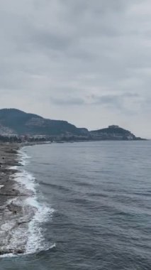 Bu dikey videoda bir hava senfonisi deneyin. Kendinizi bulutlu bir havada deniz manzarasının sanatsal keşfine daldırın..