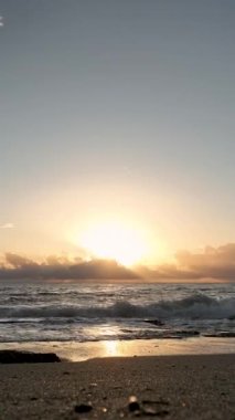 Bu dikey videoyla kendinizi bulutlu yansımaların büyüleyici dünyasına daldırın. Deniz kabuğunun dramatik renkleri üzerindeki ışık ve gölgelerin etkileşimini deneyimleyin. Bulutlarla güçlenir.