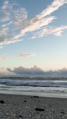 Bu dikey videoyla Alanya 'nın nefes kesici deniz manzarasını çekerek sükuneti yaşayın. Manzaralı duvar kağıdının, gök mavisi denizin ve insanların güzelliğine dalmış neşesinin tadını çıkar.