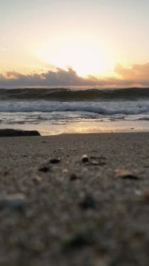 Kendinizi Alanya kıyı şehrinde büyüleyici bir deniz manzarası gösteren dikey bir videonun güzelliğine daldırın. Mutlu insanların neşesini tatmak, güzel manzaralar, ve huzurlu bir atmosfer..